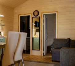 Двухместный семейный номер Classic с красивым видом из окна двуспальная кровать и диван в Wolf