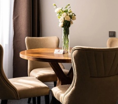 Двухместный люкс King двуспальная кровать в Казахстан