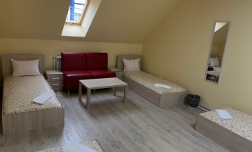 Кровать в общем номере с красивым видом из окна в Хостел