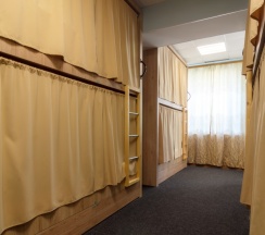 Спальное место в мужском 10 местном номере в Nice Hostel