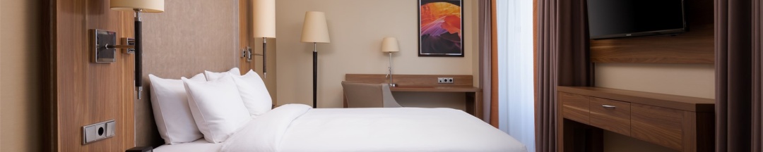 НОМЕР БИЗНЕС-КЛАССА С БОЛЬШОЙ КРОВАТЬЮ (KING SIZE) И ВИДОМ НА ГОРОД в Doubletree by Hilton Tyumen