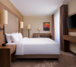 НОМЕР БИЗНЕС-КЛАССА С БОЛЬШОЙ КРОВАТЬЮ (KING SIZE) И ВИДОМ НА ГОРОД в Doubletree by Hilton Tyumen