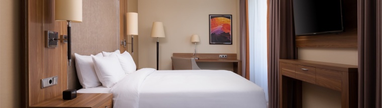 НОМЕР БИЗНЕС-КЛАССА С БОЛЬШОЙ КРОВАТЬЮ (KING SIZE) И ВИДОМ НА ГОРОД в Doubletree by Hilton Tyumen
