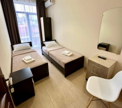 Двухместный номер Economy с балконом и с видом на горы 2 отдельные кровати в Людмила