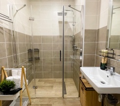 Номер люкс семейный с 1 односпальной и 1 двуспальной кроватью в Pallada