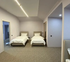 Трёхместный номер Comfort с балконом и с видом на сад в Happy Moments Hostel