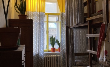 Кровать в 4-х местном женском номере в Chickadee Coliving