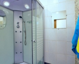 Кровать в восьмиместном номере в Maestro Hostel