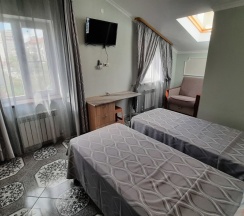 07. Трехместная комната (стандарт). 2 отдельные кровати + кресло в Левладиа.ру