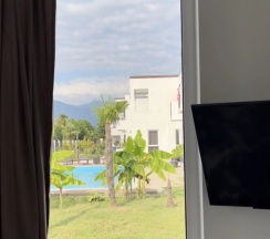 Вилла с балконом и с видом на бассейн в Higos Hotel