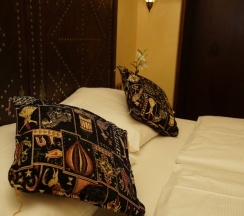 Двухместный номер Superior с видом на сад двуспальная кровать в Hotel Villa Oriental & Restaurant