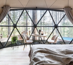 Сфера с купелью с видом на озеро в Forest lake