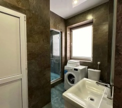 Коттедж с балконом и с видом на горы в Дом на холме