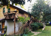 Шале c 1 комнатой в Golden Hut -Chill Bungalows in town黄金泰式传统独栋小屋