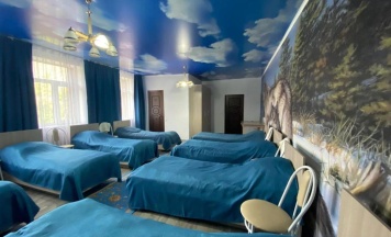 Кровать в общем номере с красивым видом из окна в California