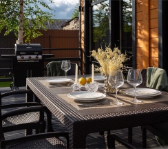 Коттедж с двумя спальнями, купелью и баней в Black Village Family