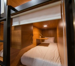 Brown capsules - Нижнее спальное место в общей комнате для мужчин и женщин (4 капсулы) в Mariel