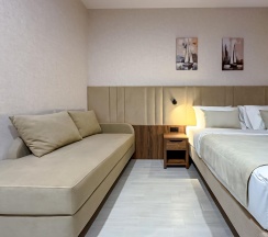 Комната улучшенная с 1 односпальной и 1 двуспальной кроватью в Дворец Солнца