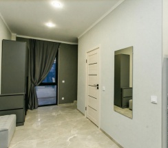 Четырёхместные апартаменты Premium с 3 комнатами с балконом и с видом на горы в Валентина