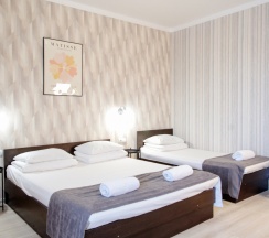 Трехместный номер с двуспальной и односпальной кроватью в Новый город