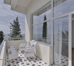 Сюит с террасой с красивым видом из окна в Garden Resort