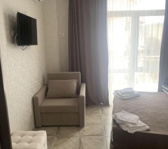 Двухместный полулюкс с балконом и с видом на город двуспальная кровать в Артика