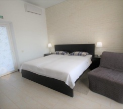 205 - Трехместный номер с балконом и боковым видом на море в Азов Инн