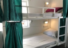 Кровать в общем номере с красивым видом из окна в Ploy Hostel