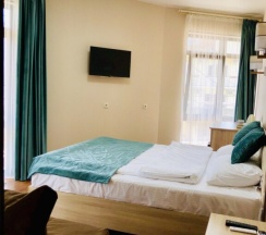 Трёхместный номер Deluxe с балконом и с видом на горы в Парус