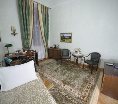 Одноместный номер стандарт первой категории с видом на монастырь в Покровская