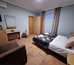 УЮТНЫЙ 11 ТРЕХМЕСТНЫЙ НОМЕР С ДВУСПАЛЬНОЙ КРОВАТЬЮ, ОДНОМЕСТНЫМ ДИВАН НА 3 ЭТАЖЕ в Цитрус