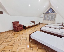 Кровать в общем номере с балконом и с красивым видом из окна в Batumi Sun Hostel