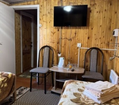 Двухместный номер эконом-класса с 2 односпальными кроватями и общей ванной комнатой в Лотос