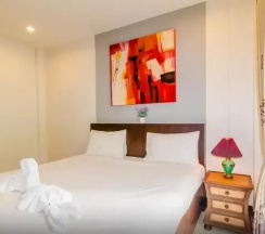 Двухместный номер Superior с балконом двуспальная кровать в Baan Yuyen Karon Guesthouse