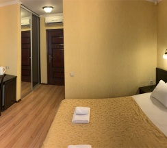 Двухместный номер с 1 кроватью или 2 отдельными кроватями и балконом во двор в Акс