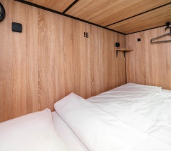Кровать в мужском 4-местном номере (удобства на этаже) в Sleep box
