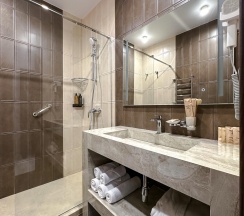 Комната улучшенная с 1 односпальной и 1 двуспальной кроватью в Дворец Солнца