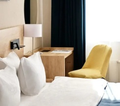 Двухместные апартаменты-студио Корпус Центр №1 с балконом и с видом на курорт двуспальная кровать в Вальсет Премиум