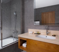 Двухместный room Guest семейный 2 отдельные кровати в Отель DoubleTree by Hilton Almaty