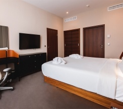 Номер категории «Люкс» с большой кроватью (King size) в Hilton Garden Inn Volgograd