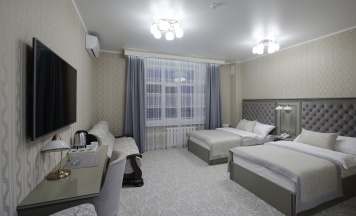 Стандарт с двумя полутороспальными кроватями и диваном в Old town hotel