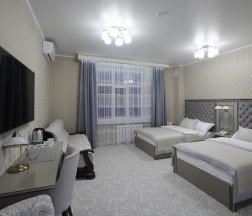 Стандарт с двумя полутороспальными кроватями и диваном в Old town hotel