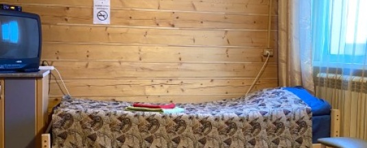 Трехместный номер с одной большой и одной обычной кроватями в Русская изба