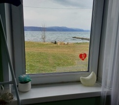 Номер с видом на озеро с двуспальной кроватью,душ и туалет на два номера. в Аршан