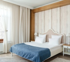 Двухместный полулюкс Provence №70 c 1 комнатой с балконом и с видом на парк двуспальная кровать в Лель