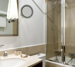 Двухместная студия двуспальная кровать в Renaissance Paris Vendome Hotel