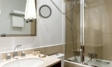 Двухместный номер La Petite двуспальная кровать в Renaissance Paris Vendome Hotel
