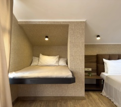 Трёхместный номер Супериор Плюс c 1 комнатой с балконом и с красивым видом из окна в Aimara