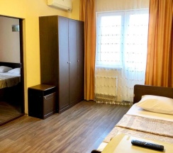 Семейный люкс с 2 комнатами с балконом и с красивым видом из окна в Наш дом