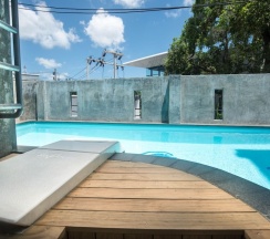 Номер Deluxe с балконом и с красивым видом из окна в Beehive Phuket Old Town - Hostel